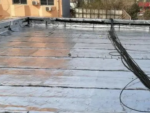 康巴什卫生间漏水维修公司分享下康巴什屋面楼顶防水刚性防水层施工要点。